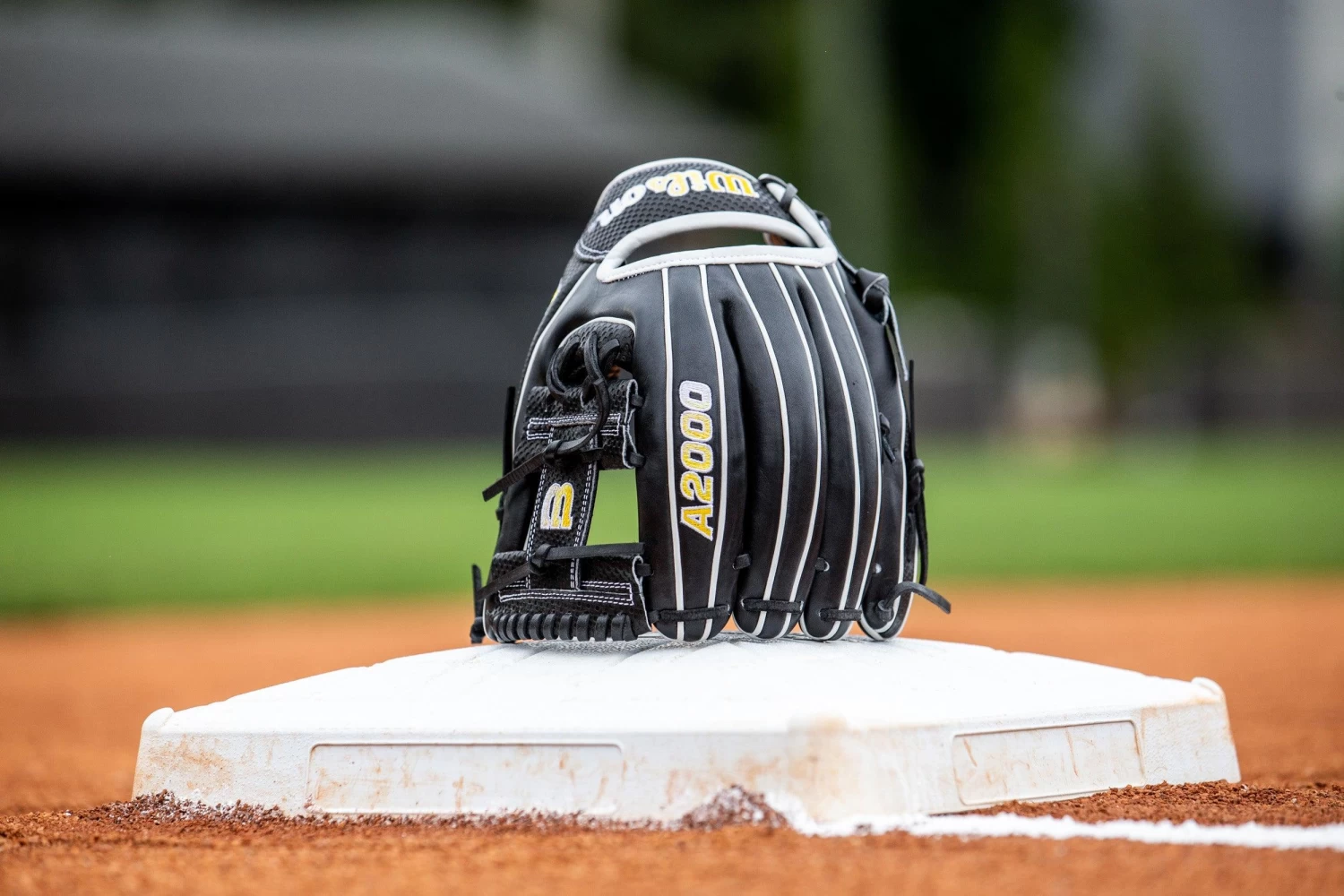 2023 Wilson A2000 1786 Spin Control 11.5" Infield Baseball Glove: WBW100985115 5 2023 Wilson A2000 1786 Spin Control 11.5" Infield Baseball Glove: WBW100985115 - Image 3